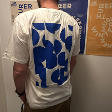Lade das Bild in den Galerie-Viewer, T-Shirt Blau auf Weiss 2025

