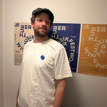 Lade das Bild in den Galerie-Viewer, T-Shirt Blau auf Weiss 2025

